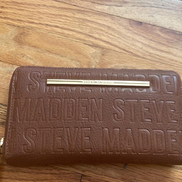 NWOT Steve Madden Logo Large Wallet Clutch - Picture 2 of 9